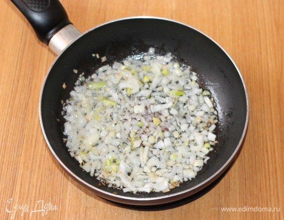 На перечном масле обжарить до прозрачности очищенный и нарезанный кубиками репчатый лук.

