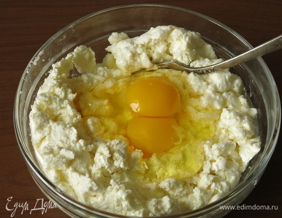 К творогу добавляем яйца и сметану.