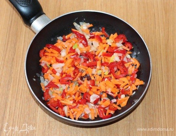 Добавить в сковороду очищенные и нарезанные соломкой морковь и сладкий перец. Тушить до готовности овощей.