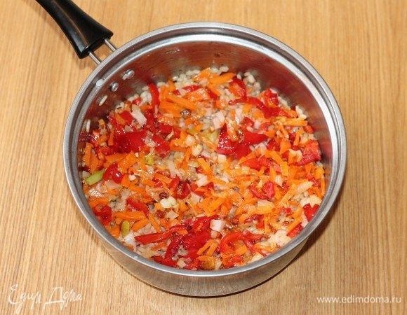 Добавляем пассеровку к рису и перемешиваем. Начинка готова!
