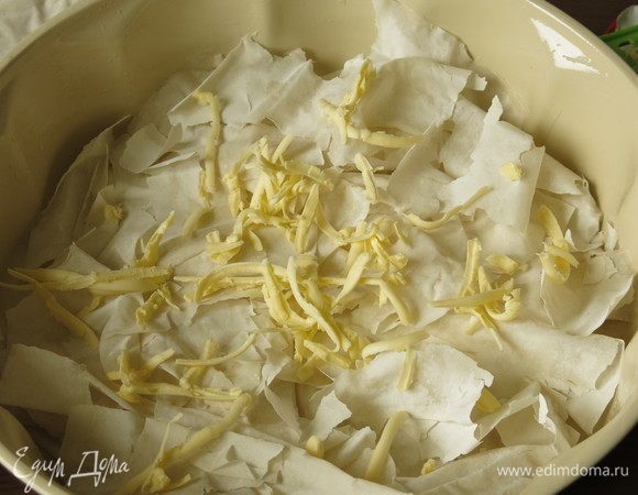 На фило натираем масло сливочное.