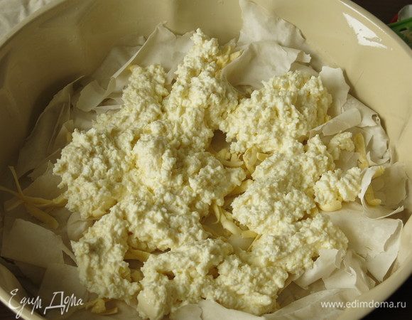 Выкладываем творог на тесто.