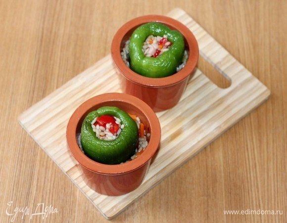 Заполняем перчики начинкой. Оставшуюся начинку раскладываем по горшочкам.
