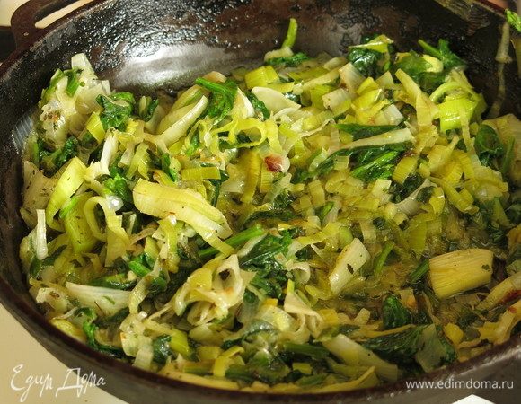 К этому времени шпинат и лук готовы. Солим, перчим.