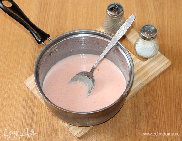 Приготовим соус. Смешиваем сметану с кетчупом и бульоном (или водой). Добавляем прессованный чеснок (1 зуб), соль и маленькую щепотку сахара.
