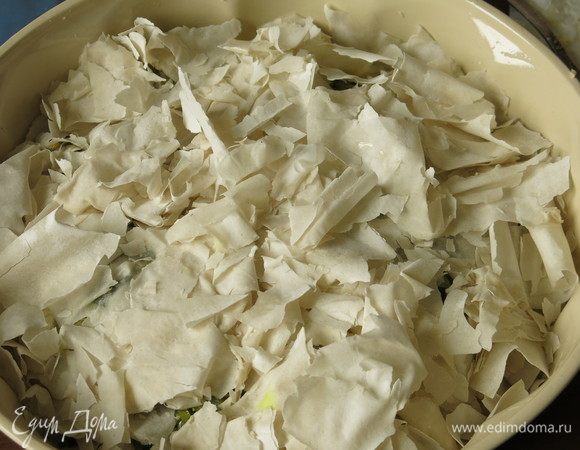 Закрываем тестом. Количество слоев зависит от диаметра формы и количества продуктов.