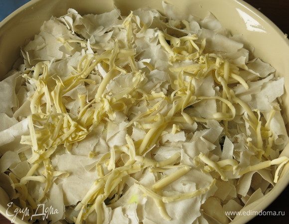 Еще раз посыпаем маслом.