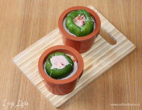 Аккуратно разливаем соус по горшочкам. Накрываем не плотно горшочки крышкой или фольгой и отправляем в разогретую до 180°С духовку на 40 минут до готовности перчиков. 