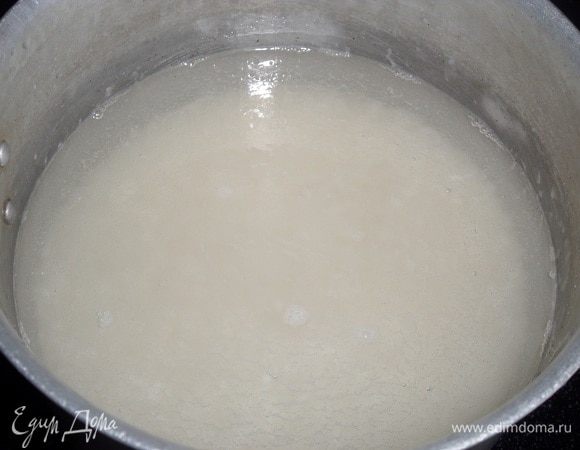 Промытый рис заливаем водой. Солим по вкусу (1/2 ч. л. соли). Варим до готовности.