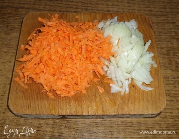 Мелко нарезаем лук. Морковь трем на терке.