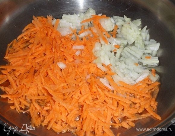 Ставим на огонь глубокую сковороду или казан. Наливаем растительное масло. Выкладываем лук и морковь.