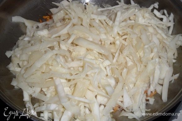 Затем в сковороду добавляем нарезанную капусту. Солим по вкусу (1 ч. л. соли).