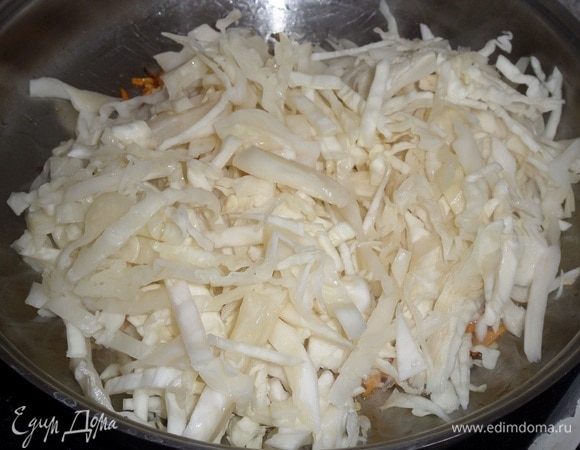 Затем в сковороду добавляем нарезанную капусту. Солим по вкусу (1 ч. л. соли).