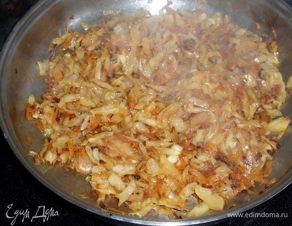 Обжариваем овощи, периодически помешивая, на среднем огне минут 15–20. Затем немного остужаем. Начинка готова.