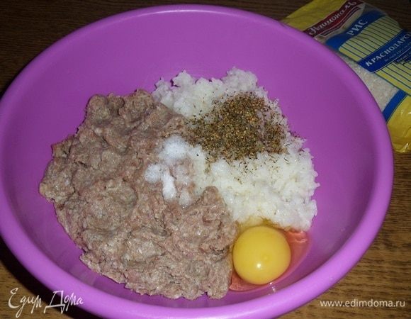 В глубокую чашку выкладываем мясной фарш, отваренный рис, яйцо, 1 ч. л. соли и смесь перцев по вкусу (1–2 щепотки).