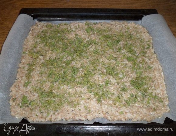 Рисово-мясную основу посыпаем нарезанной зеленью.