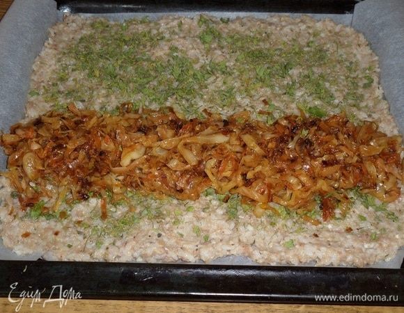 На рисово-мясную основу дорожкой выкладываем овощную начинку.