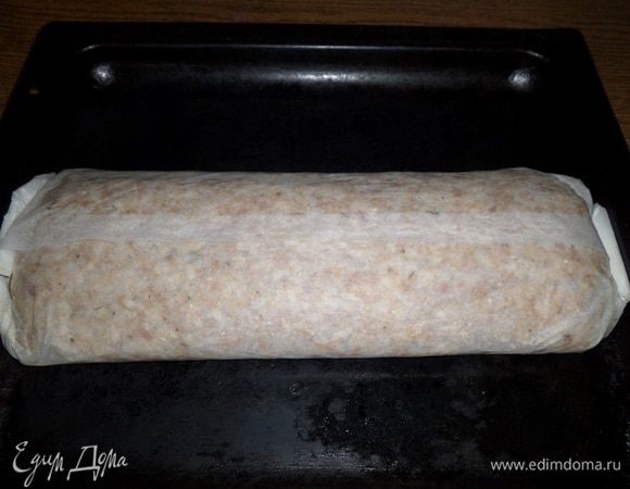 Соединяем края пергамента, как конфету. Отправляем противень в разогретую духовку. 