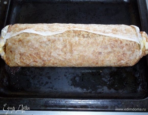 Запекаем рулет 1 час при 180–200°С.