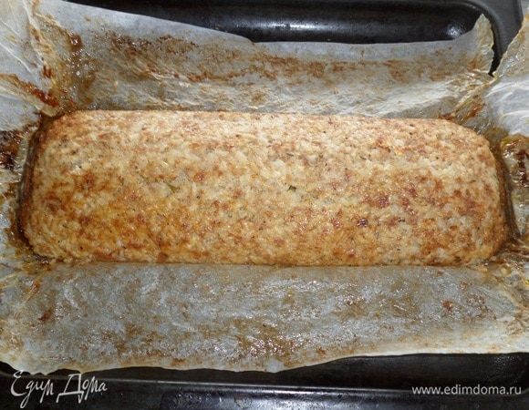 Затем пергамент раскрываем и слегка подрумяниваем рулет в течение 5–10 минут при 200°С.