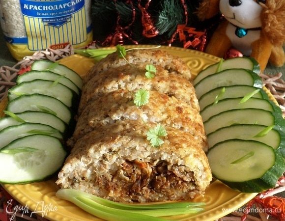 Нарезаем рулет и подаем с овощами и зеленью.