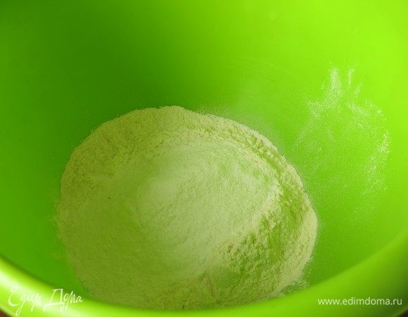 Муку смешиваем с сахарной пудрой.