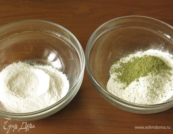 Делим смесь приблизительно в пропорции 1: 2, 60 г — тесто без красителей, 100 г — с добавкой. В большую часть муки с пудрой добавляем матча. 