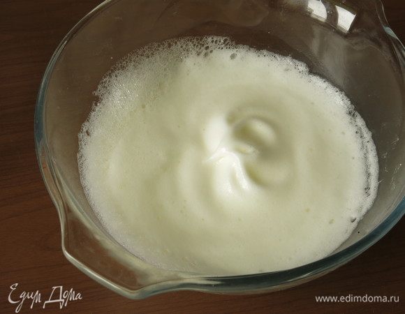 Ставим духовку на разогрев до 180°С и начинаем взбивать белки с солью с малых оборотов, увеличиваем скорость.