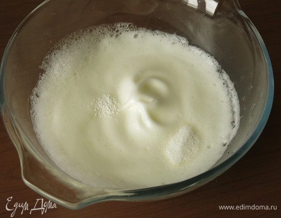 В мягкую белковую пену всыпаем сахар ванильный, лимонную кислоту (0,5 чайной ложки).