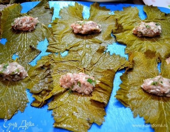 Маринованные листья винограда промыть.1–2 чайных ложечки подготовленной начинки выложить на виноградный листок.