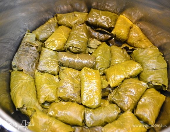 Свернуть долму и сразу размещаем на дно кастрюли, постепенно заполняем кастрюлю нашей долмой.
