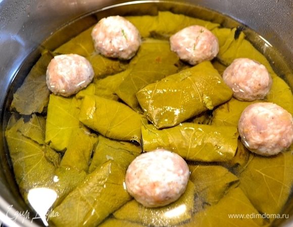 Когда вся долма готова, добавить кипятка, прижать долму сверху тарелкой (чтобы в процессе варки не развернулись листочки) и варим около 40 мин.