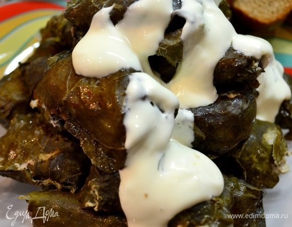  Для соуса: смешиваем в равных частях сметану и майонез, добавить натертый чеснок, по желанию, мелко нарезанный укроп.