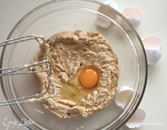 Масло немного взбить, добавить сахар и ванильный сахар и взбить все до состояния легкого крема. По одному ввести яйца, каждый раз вымешивая тесто.