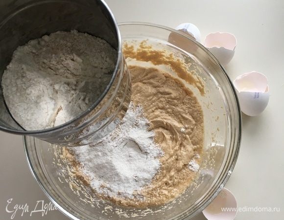 Добавить просеянную с разрыхлителем муку. Можно взять только пшеничную муку, можно пшеничную напополам с цельнозерновой.