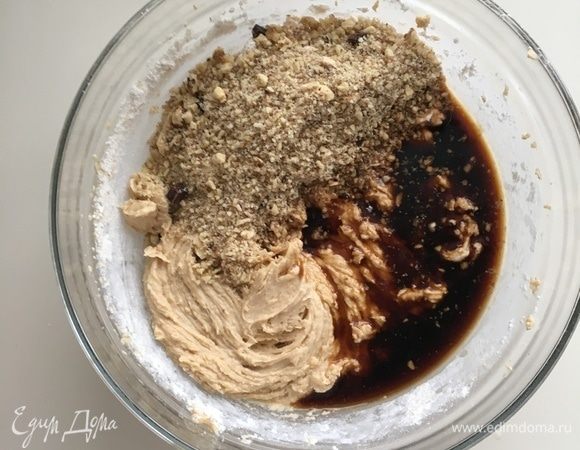 Добавить орехи и кофе и хорошо вымесить тесто.