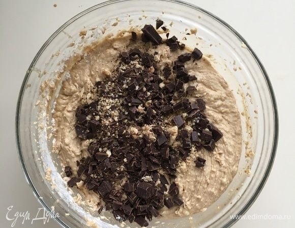 Добавить шоколад и хорошо перемешать.