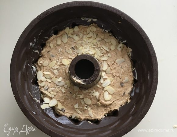 Форму для выпечки смазать маслом, выложить тесто. Можно сверху посыпать миндальными лепестками или молотыми орехами. Выпекать 45–55 минут.