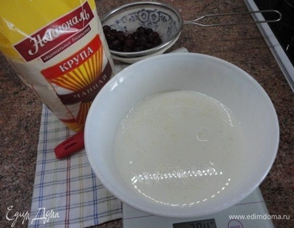 Манную крупу ТМ «Националь» смешиваем с молоком и оставляем на 10–15 минут для набухания.