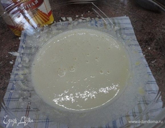 Желтки отделяем от белков и взбиваем с сахаром и ванильным сахаром (1 ч. л., по желанию).