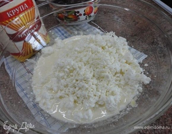 Добавляем творог. Если любите крупинками, оставьте как есть, или же пробейте миксером до однородной массы.