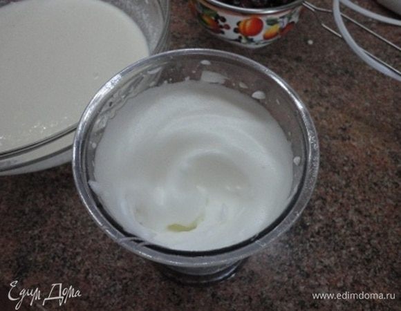 Белки со щепоткой соли взбиваем в крепкую пену.