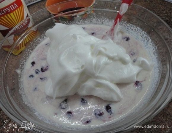 К творогу добавляем набухшую манную крупу с молоком и осторожно вводим белки. Выливаем в форму (23 см), смазанную маслом и обсыпанную сухарями (или манной крупой).