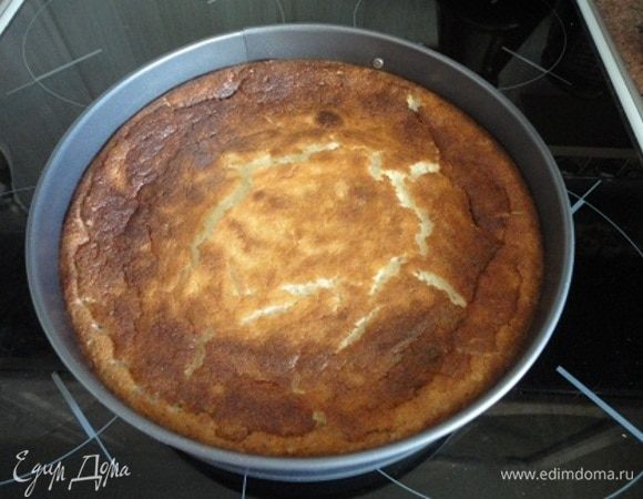 Выпекаем 40–45 минут при температуре 180°С. Не открывая духовку, оставляем минут на 20. В принципе, все готово, но хочется праздника, да и сок от вишни остался. Его используем для приготовления желе по инструкции на пакетике.