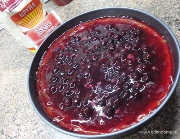 Запеканка при остывании немного оседает, но ее нежная структура от этого не страдает. Прямо в форме выкладываем вишню и заливаем готовым желе на основе вишневого сока.