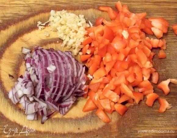 Нарезать очищенные лук, болгарский перец и чеснок.