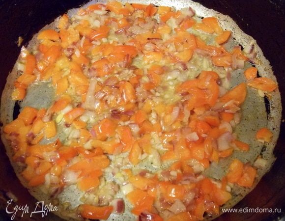 Масло растопить на сковороде и обжарить нарезанные овощи до полуготовности.