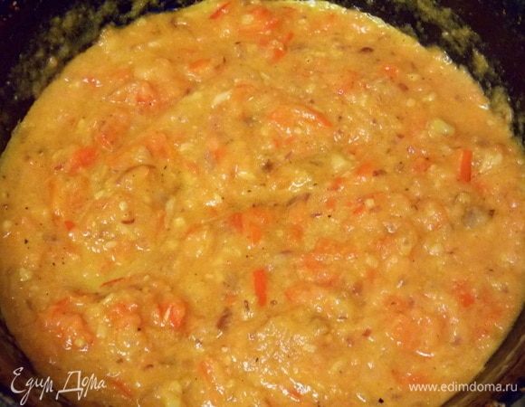 Добавить протертые помидоры в собственном соку, куркуму, перец, петрушку, соль и чили по вкусу. Влить горячий мясной бульон и довести до кипения.