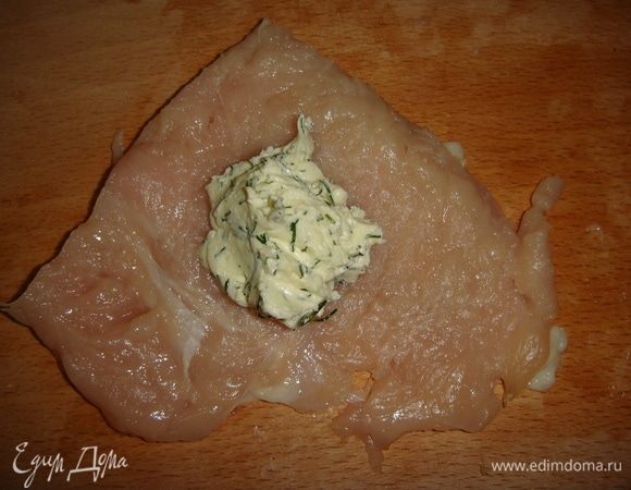 Филе слегка посолить, на середину положить чайную ложку сливочного масла.