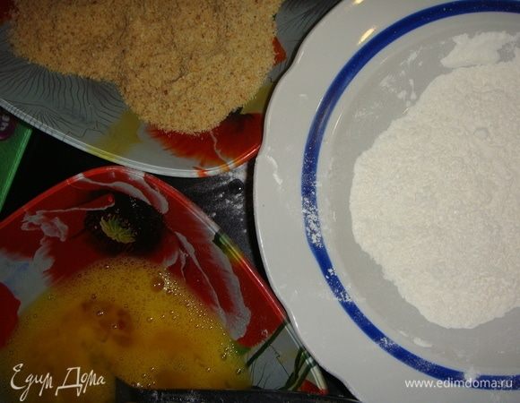 Взять три глубоких тарелки, в одной взбить яйца с солью, в другую высыпать панировочные сухари, в третью всыпать муку с солью. Берем котлету, обваливаем ее в муке, потом в яйцах, затем — в панировочных сухарях и снова в муке, в яйцах, в панировочных сухарях.